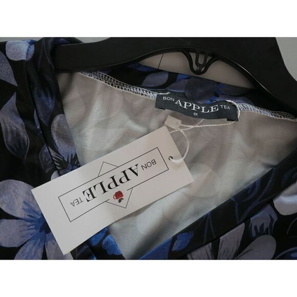 Bon Apple Tea Women's Blue Floral V-neck Short Sleeve T-shirt 1X - Picture 7 of 8